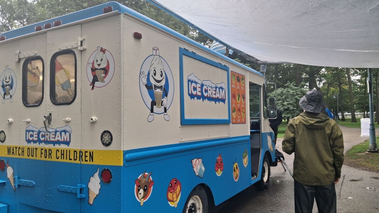 Eignet sich auch gut als Zufluchtsort vor Wespen: Der Eiswagen aus 