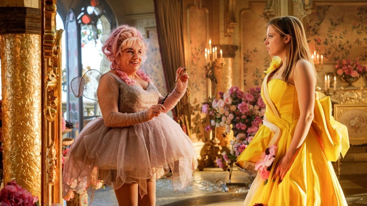 Chantal (Jella Haase) bekommt von der Fee Funkelchen (Maria Happel) erklärt, wie sie womöglich in ihre eigene Welt zurückkehren kann. Nur will sie das überhaupt?