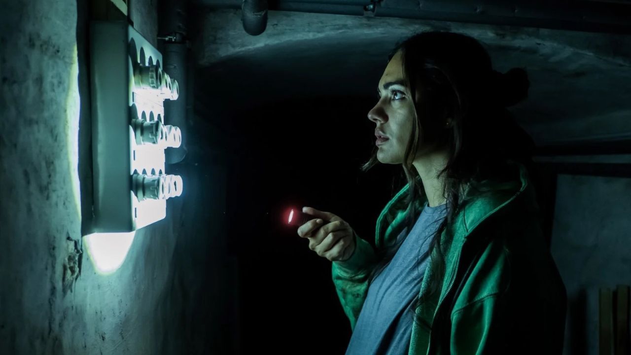 Maria (Nilam Farooq) sucht nach der Ursache für die mysteriösen Geräusche – und Thomas Sieben schafft es, dabei auch ohne Schnitt den einen oder anderen Jump Scare einzustreuen.