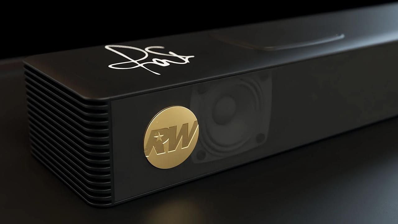 Exklusiver Look: Die goldenen Akzente und die Signatur machen die Soundbar zum echten Blickfänger im Wohnzimmer.