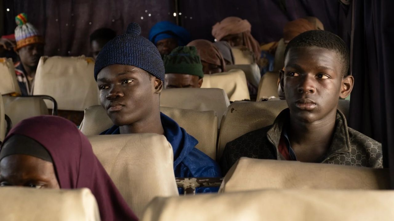 Zu Beginn ihrer Reise sind Moussa (Moustapha Fall) und Seydou (Seydou Sarr) noch voller Zuversicht. 
