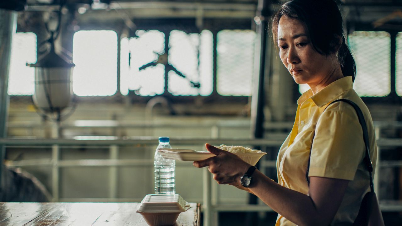 Eine Szene aus dem meisterhaften Gangster-Melodrama „Asche ist reines Weiß“, die hier in einen neuen Kontext gesetzt wird.