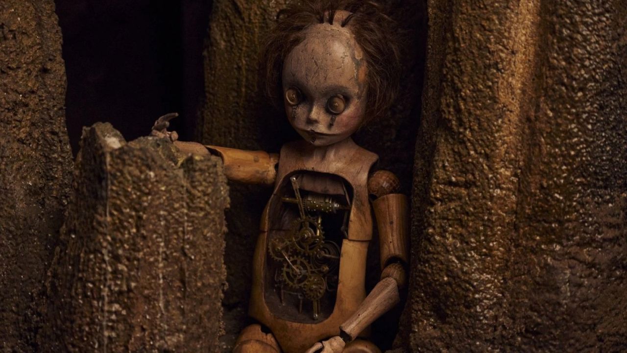 Die mechanische Puppe mit den weinenden Knopfaugen ist eindeutig das Design-Highlight des Films! 