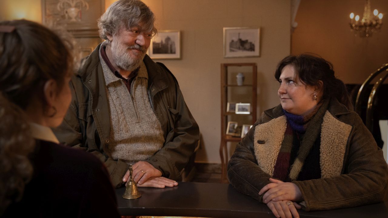 Ruth Rothwax (Lena Dunham) will unbedingt mehr über ihre Vergangenheit wissen, ihrem Vater Edek (Stephan Fry) scheinen die Erinnerungen aber unangenehm zu sein. 