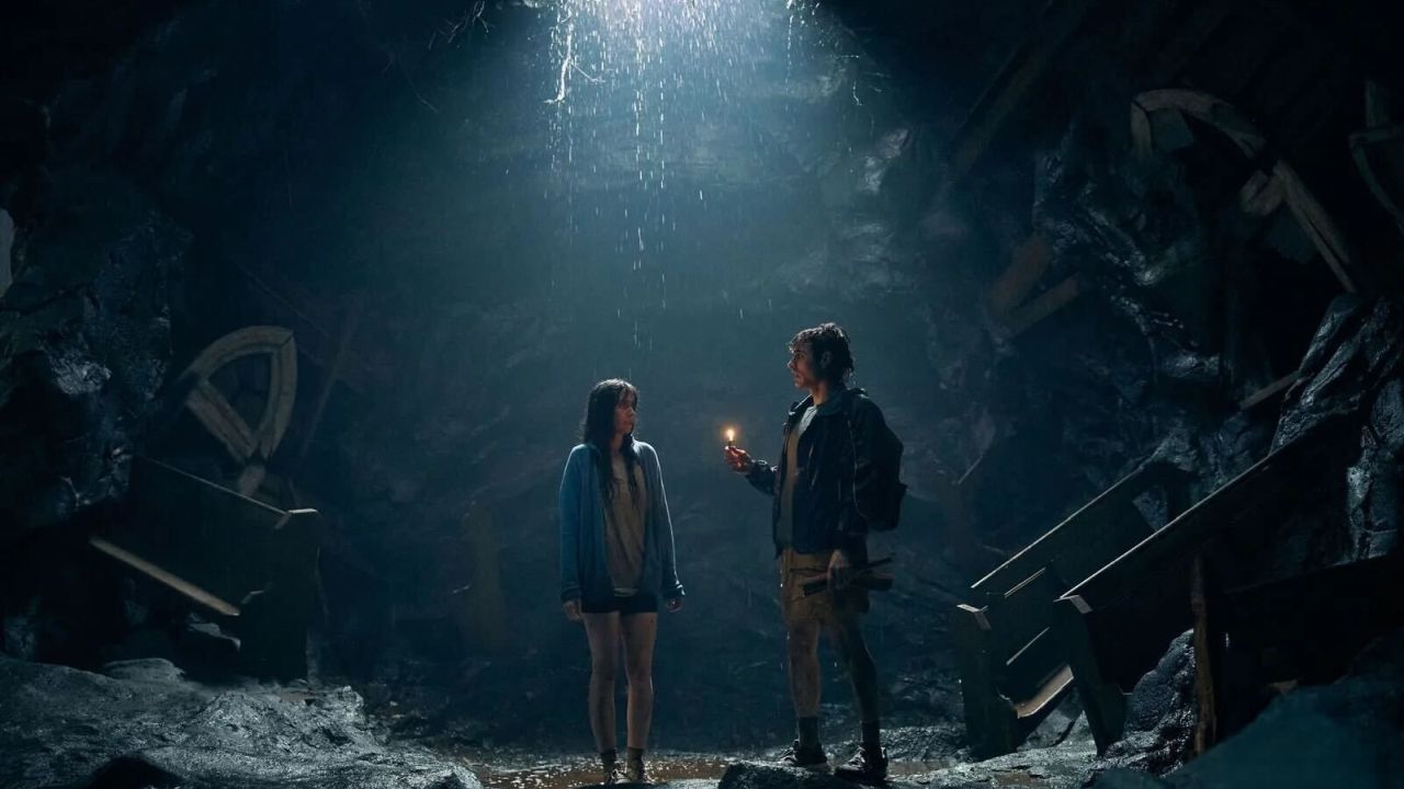 Nach dem Sturz in die Höhle dauert es eine ganze Nacht, bis sich das Paar wieder an die Oberfläche zurückkämpfen kann. 