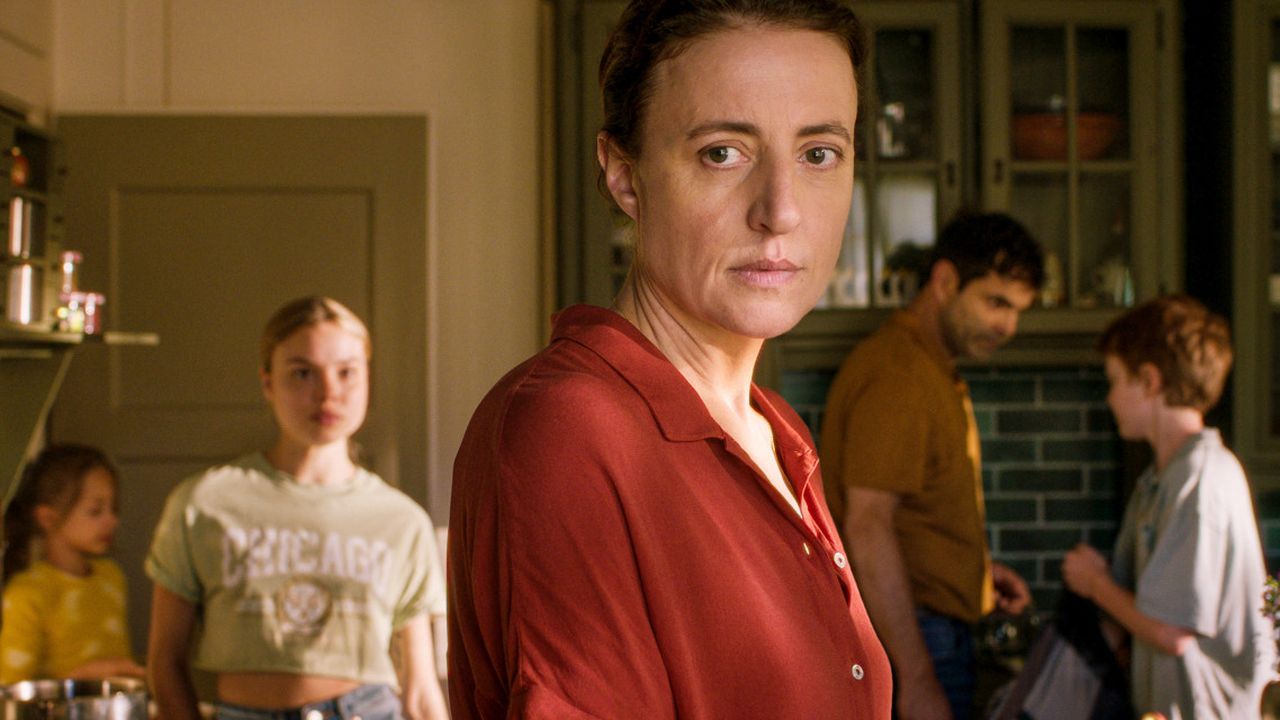 Vieles dreht sich in „Der Spatz im Kamin“ um Karen (Maren Eggert), die nach dem Tod ihrer Mutter in das Haus ihrer Kindheit zurückgezogen ist.