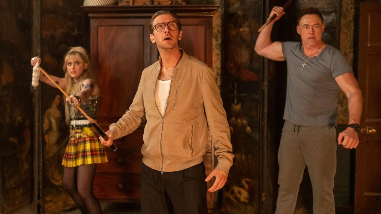 Mit Billardqueues bewaffnet müssen sich die Ganoven urplötzlich als Vampirjäger wider Willen beweisen.