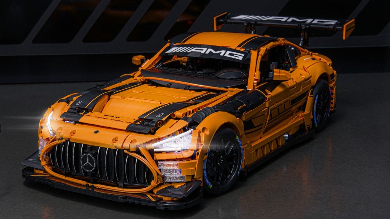 Mit der integrierten LED-Beleuchtung macht der Mercedes-AMG GT3 auch im Regel richtig was her!