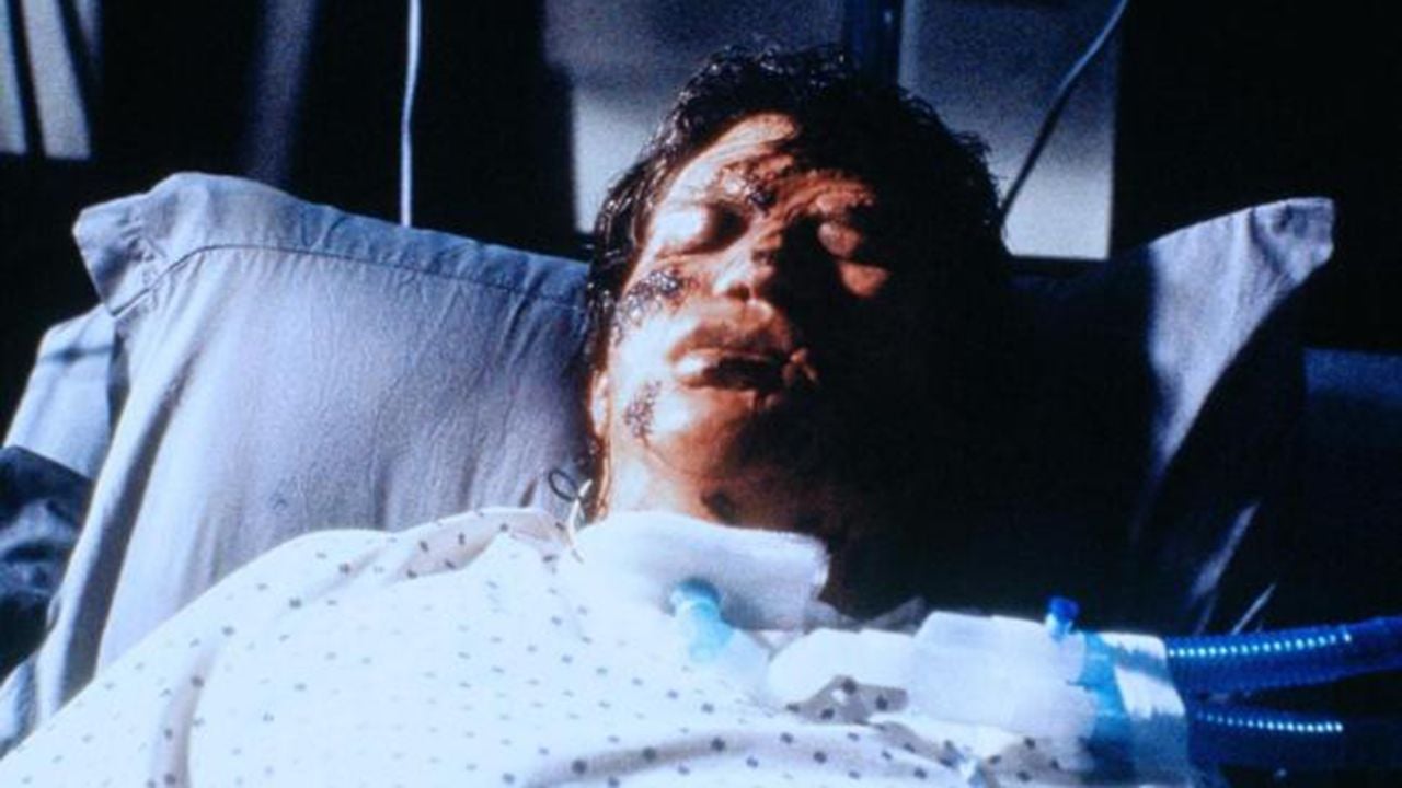Kein schöner Anblick – aber zumindest hat Dan Merrick (Tom Berenger) den Unfall überlebt.