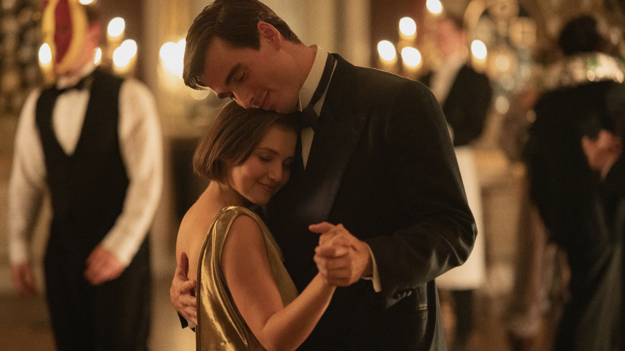 Mia McKenna-Bruce und Corey Mylchreest in „Agatha Christie's Seven Dials“.