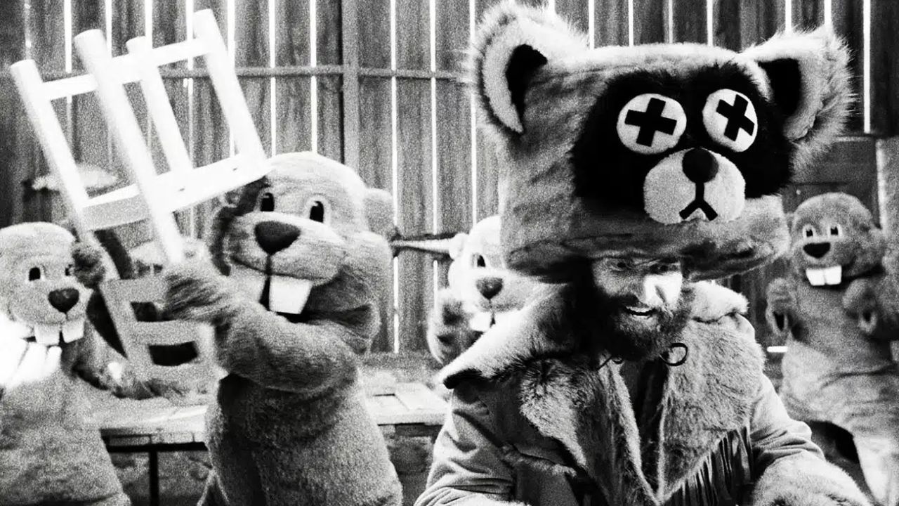 Jean Kayak hat sich mit einer Verkleidung bei den Bibern eingeschlichen – wird jedoch schnell enttarnt.