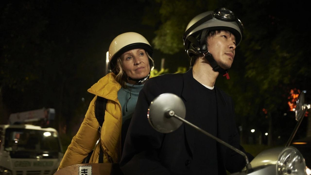 Das Abarbeiten der Wunschliste ihres Sohnes führt Thelma einmal rund um den Globus.