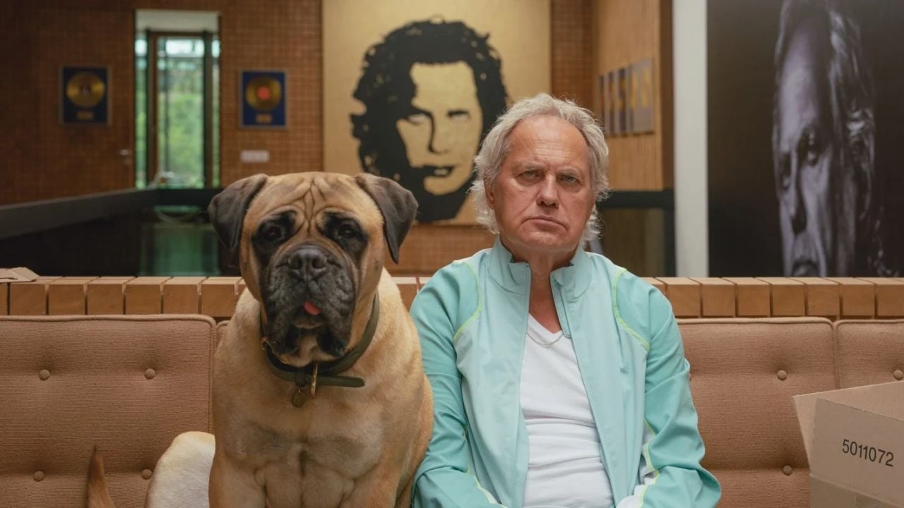 Auf Comedy-Star Edgar (Uwe Ochsenknecht) wartet Zuhause nur der Hund.