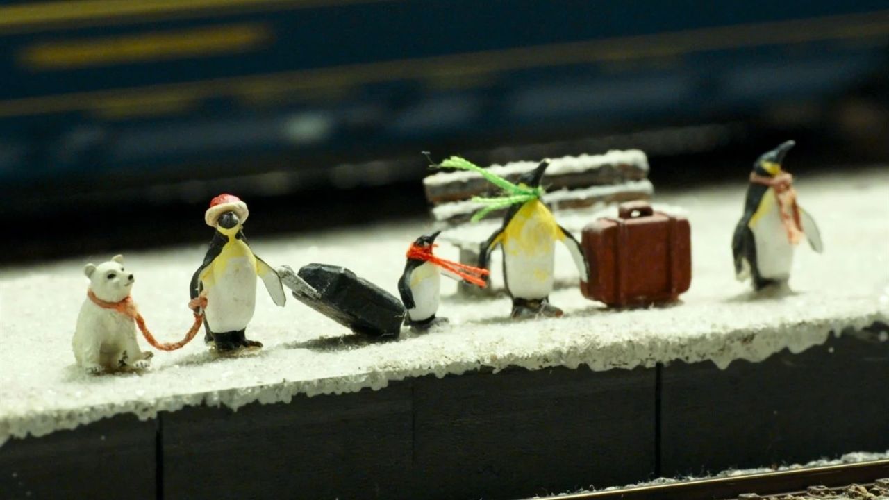 Im Miniatur Wunderland sind etliche lustige kleine Szenen versteckt – und natürlich gibt es davon nun auch welche auf der großen Leinwand zu sehen.