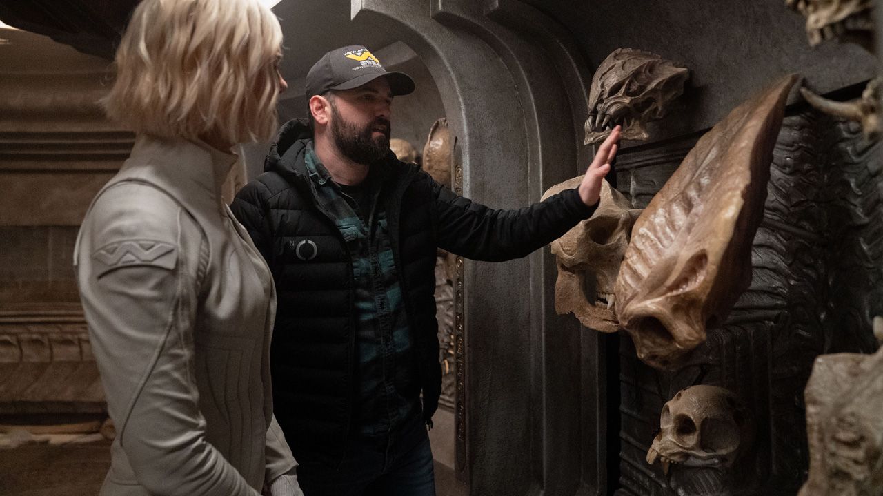 Dan Trachtenberg präsentiert Elle Fanning den Trophäenraum.