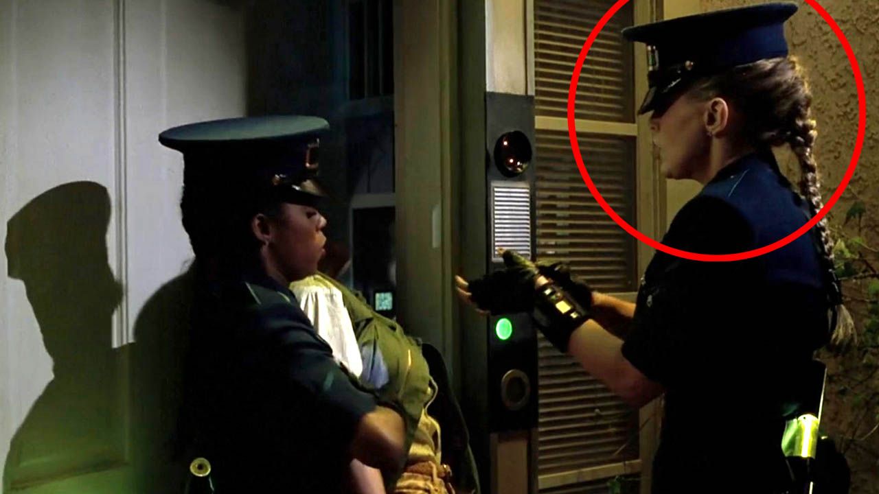 Achtet in "Zurück in die Zukunft 2" genau auf diese Figur: Erkennt ihr, wessen Gesicht sich hier unter der Polizeimütze verbirgt?