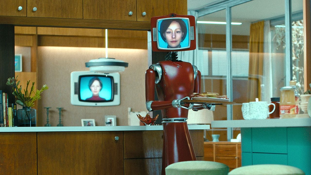 Cassandra (Lavinia Wilson) beobachtet alles, was in ihrem Haus vor sich geht.
