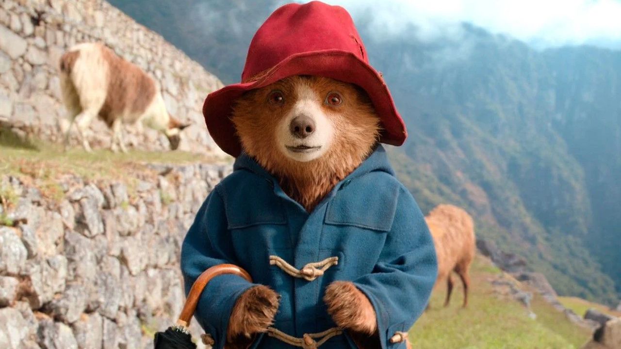 Trotz Terrassenfarmen und Alpakas verzichtet Paddington auch in Peru nicht auf seinen Dufflecoat.