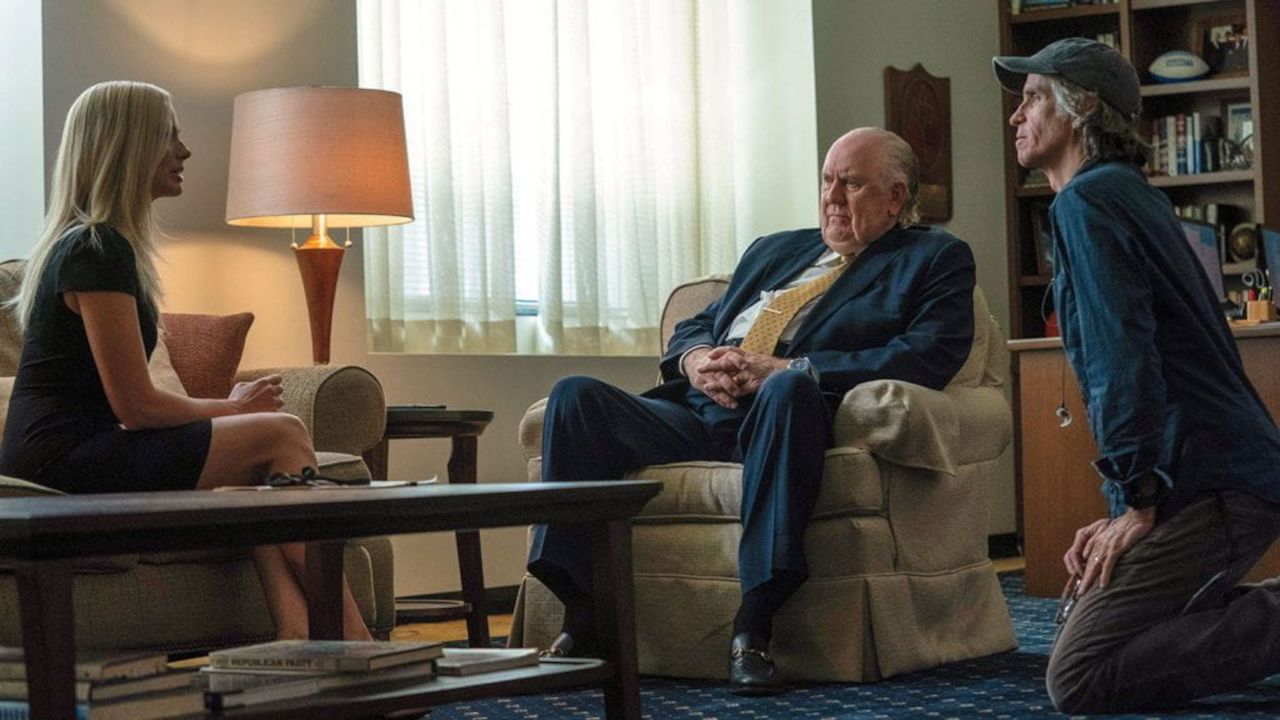 Regisseur Roach (rechts) unterstützt seine Darsteller beim Dreh der schwierigen Szene.