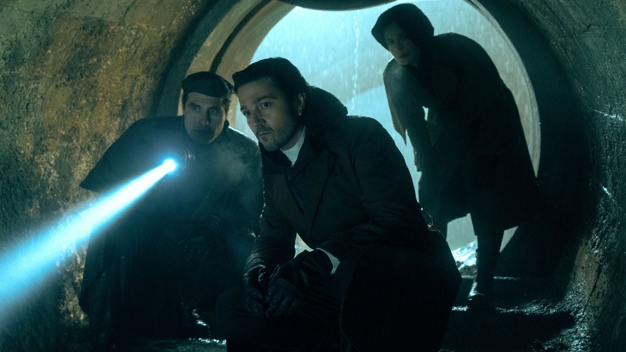 Ein veränderter Cassian nimmt neue Mitstreiter*innen für die Rebellion unter die Lupe.