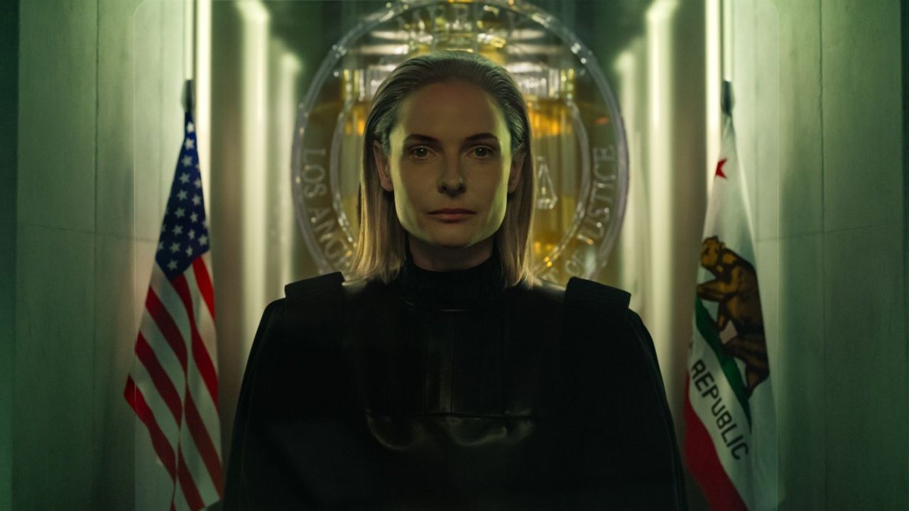 Als ob es nicht schon schwer genug wäre, eine KI zu verkörpern, bekommt Rebecca Ferguson auch noch vom Skript den einen oder anderen Knüppel zwischen die Beine geworfen.