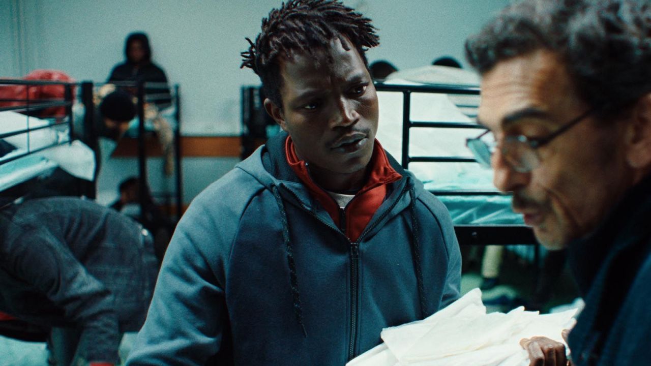 Nur wenn er den letzten Bus erwischt, gibt es für Souleymane (Abou Sangare) einen Platz zum Schlafen. 