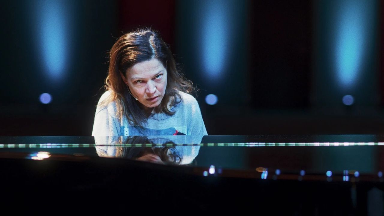 Zwischen Jenny (Hannah Herzsprung) und dem Klavier besteht eine Hassliebe, die in „15 Minuten“ immer wieder für gnadenlos emotionale Momente sorgt.