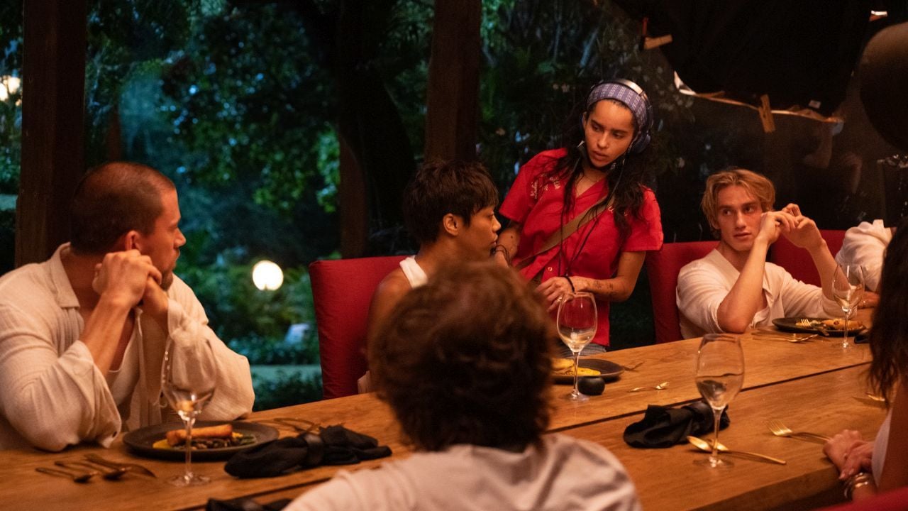 Da die Schauspieler*innen alle gemeinsam vor Ort in der Drehlocation untergekommen sind, entwickelte sich am Set von „Blink Twice“ schnell eine familiäre Stimmung zwischen den Cast-Mitgliedern.