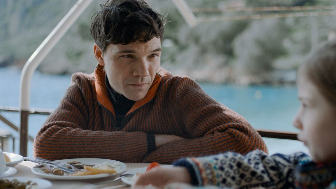 Joni (Sebastian Urzendowsky) bricht den von Mikroaggressionen geprägten Alltag an der griechischen Küste mit seiner Ankunft auf. 