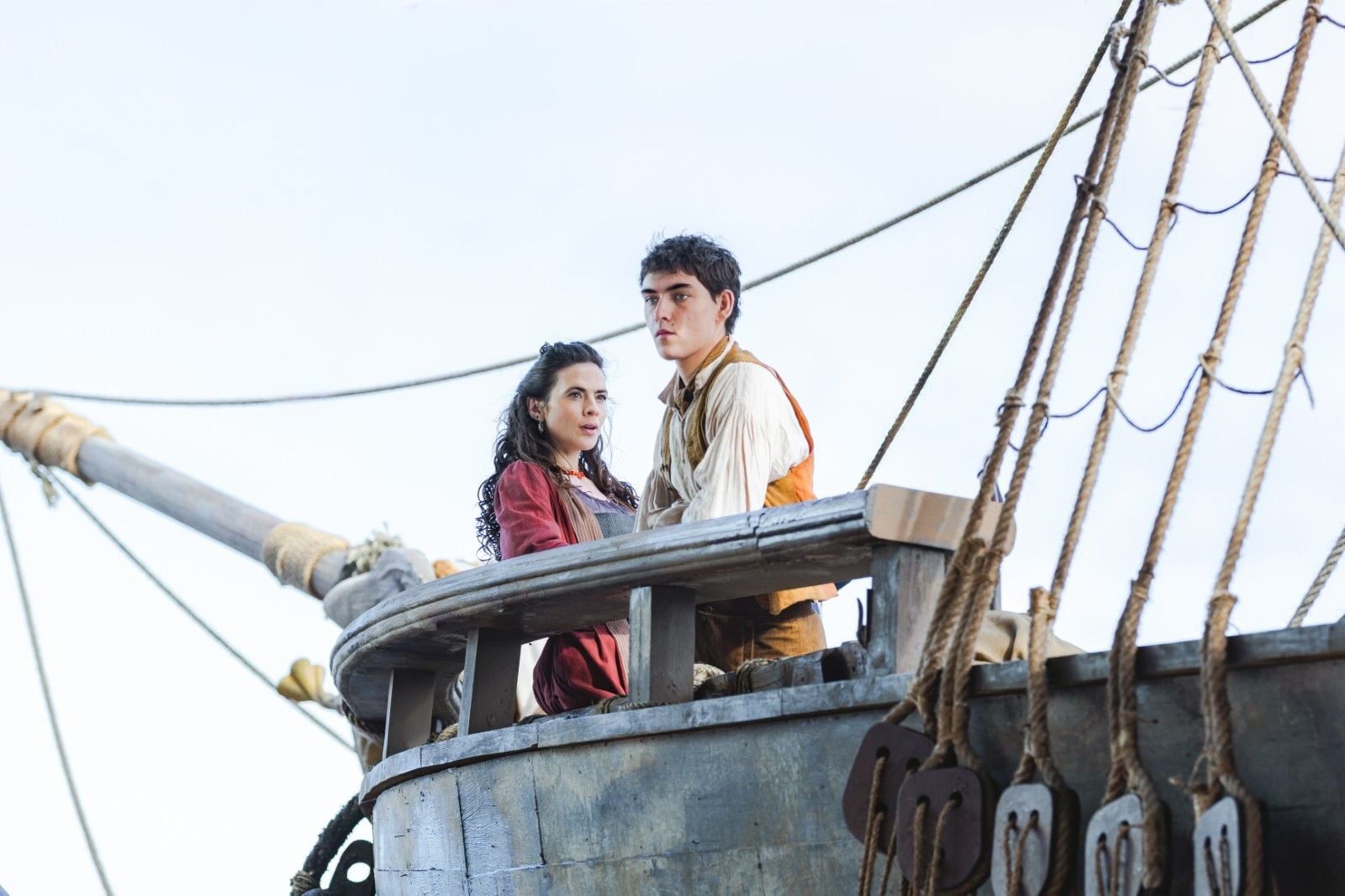 Bess Hawkins (Hayley Atwell) und Jim Hawkins (Tom Sweet)