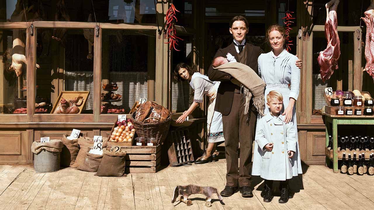 Fidelis Waldvogel (Jonas Nay) mit Ehefrau Eva (Leonie Benesch), ihrem Sohn (Mark Durdevic) und Delphine (Aylin Tezel, hinten)