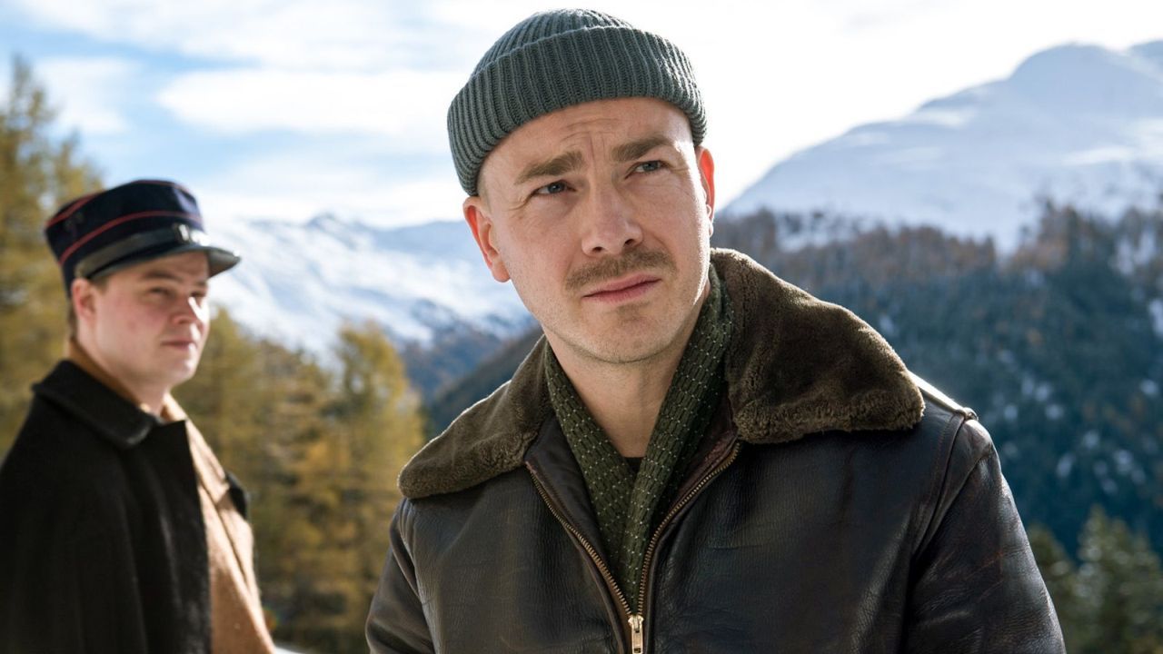 James Larkin White oder Anatol Stiller? Das ist hier die Frage, zu der womöglich nicht mal der Mann (Albrecht Schuch) selbst die Antwort weiß.