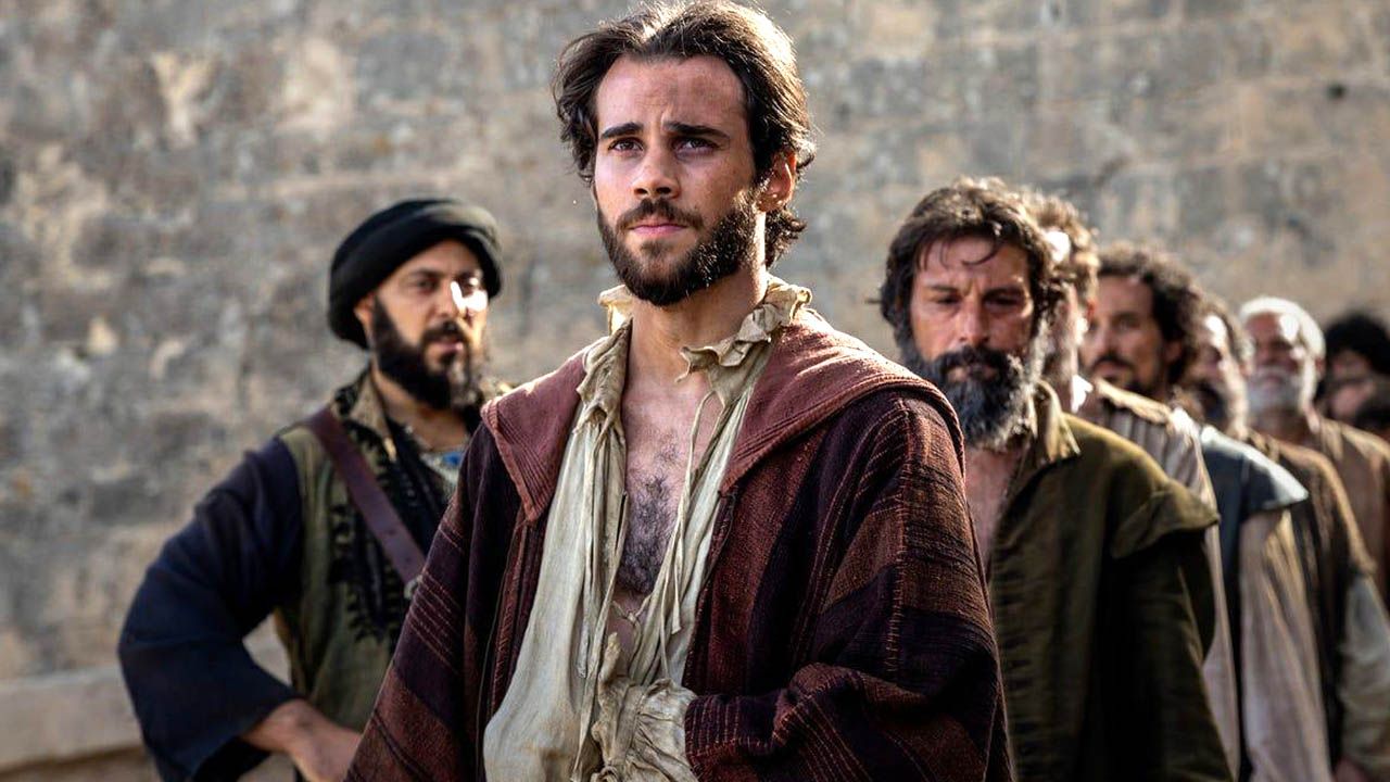 Miguel de Cervantes (Julio Peña) muss fünf Jahre in einem algerischen Gefängnis ausharren – und begeistert bald nicht nur seine Mitgefangenen mit seiner Erzählkunst.