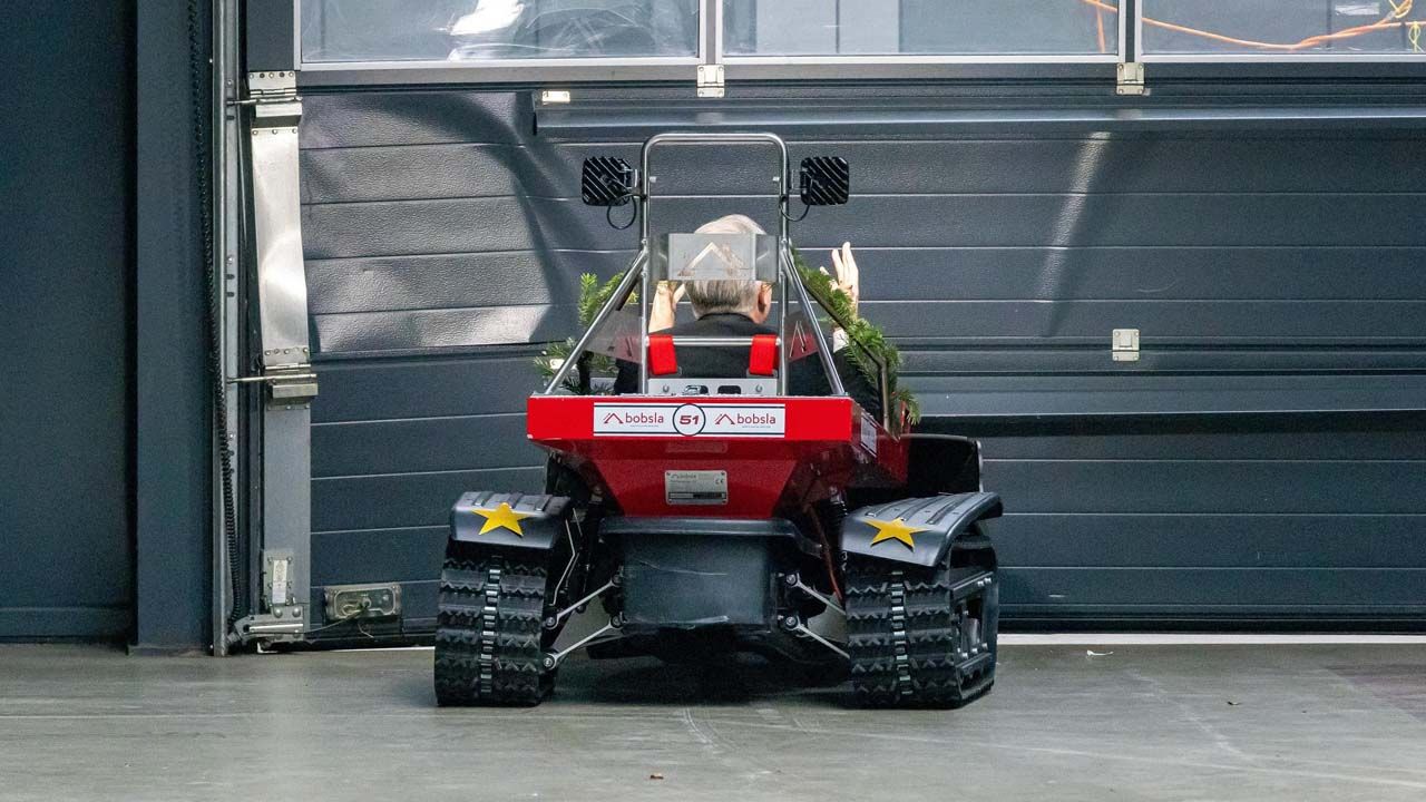 Frank Thelen raste mit dem Schneemobil in ein Tor.