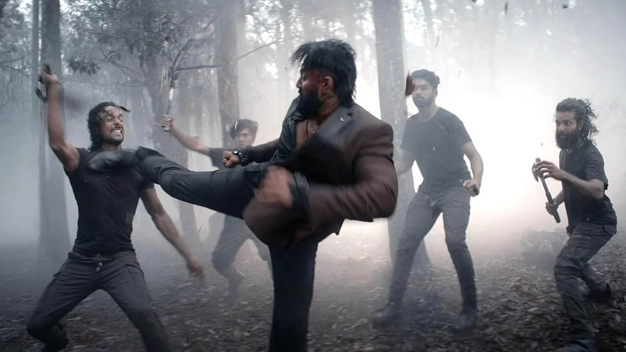 Marco (Unni Mukundan) metzelt sich gnadenlos durch seine Gegner.