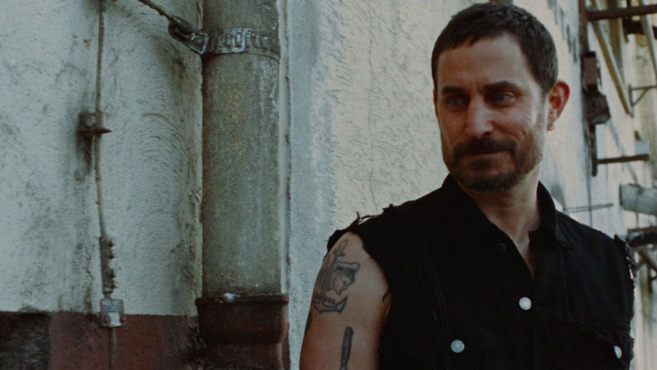 Klaus (Clemens Schick) ist immer noch nicht ganz darüber hinweg, dass ihm sein Kumpel Kosmo damals den Durchbruch als DJ versaut hat.