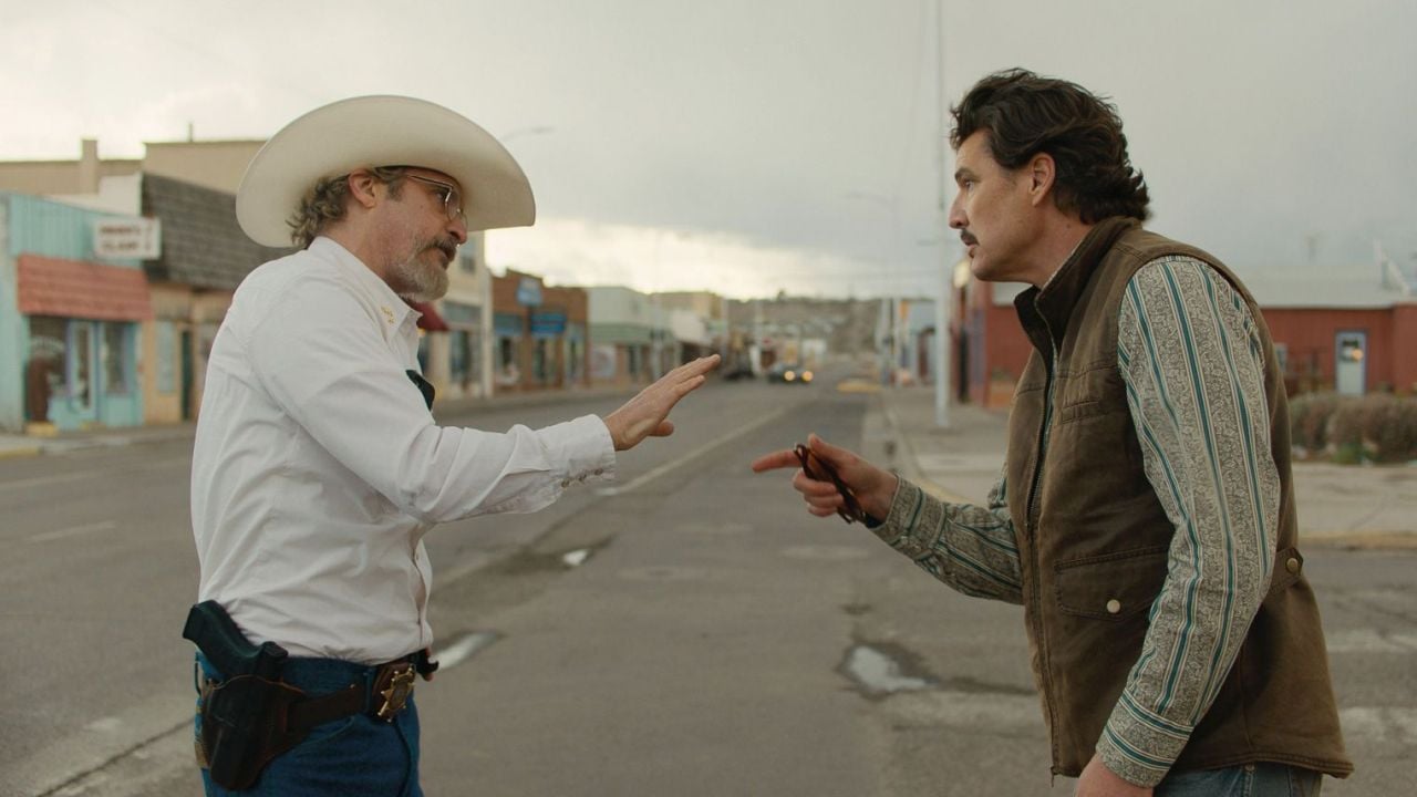Die Fehde zwischen Sheriff Joe (Joaquin Phoenix) und Bürgermeister Ted (Pedro Pascal) stürzt die ganze Stadt ins Chaos.