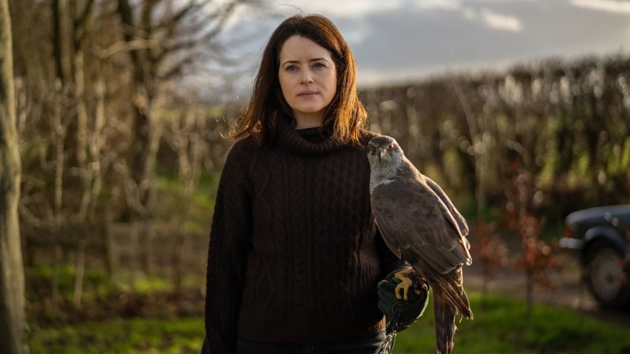 Helen Macdonald (Claire Foy) findet erst durch ihren Habicht langsam wieder zurück ins Leben.