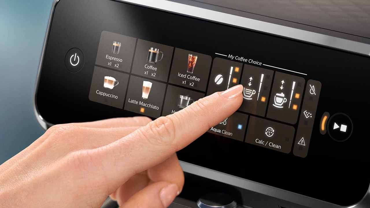 Über das farbige Touchscreen-Display wählt ihr eure Kaffeespezialität besonders einfach aus.