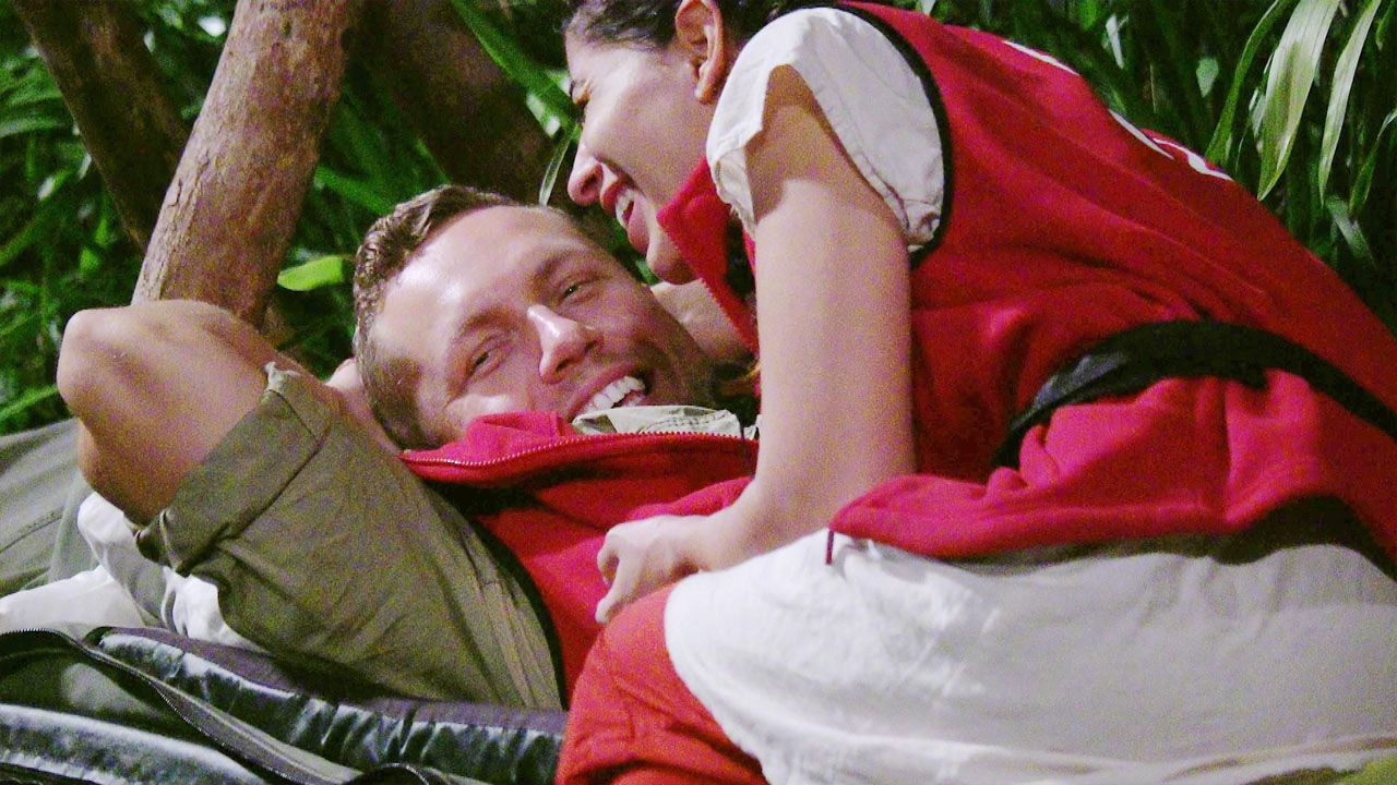 Eva und Patrick sind SEHR vertraut miteinander im Camp.
