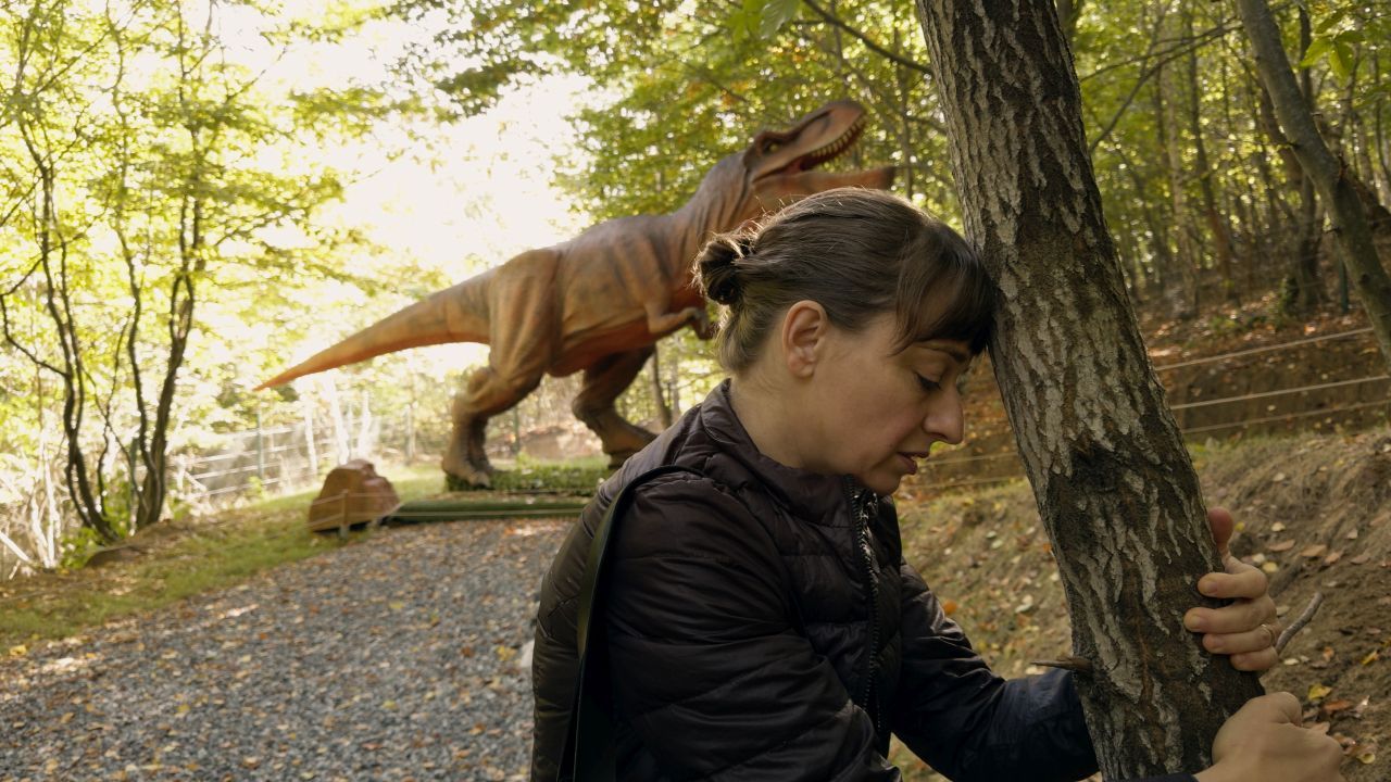 Die Szenen im Dino-Park, der im Film gleich zweimal besucht wird, gehören definitiv zu den schönsten Momenten von „Kontinental ‘25“.