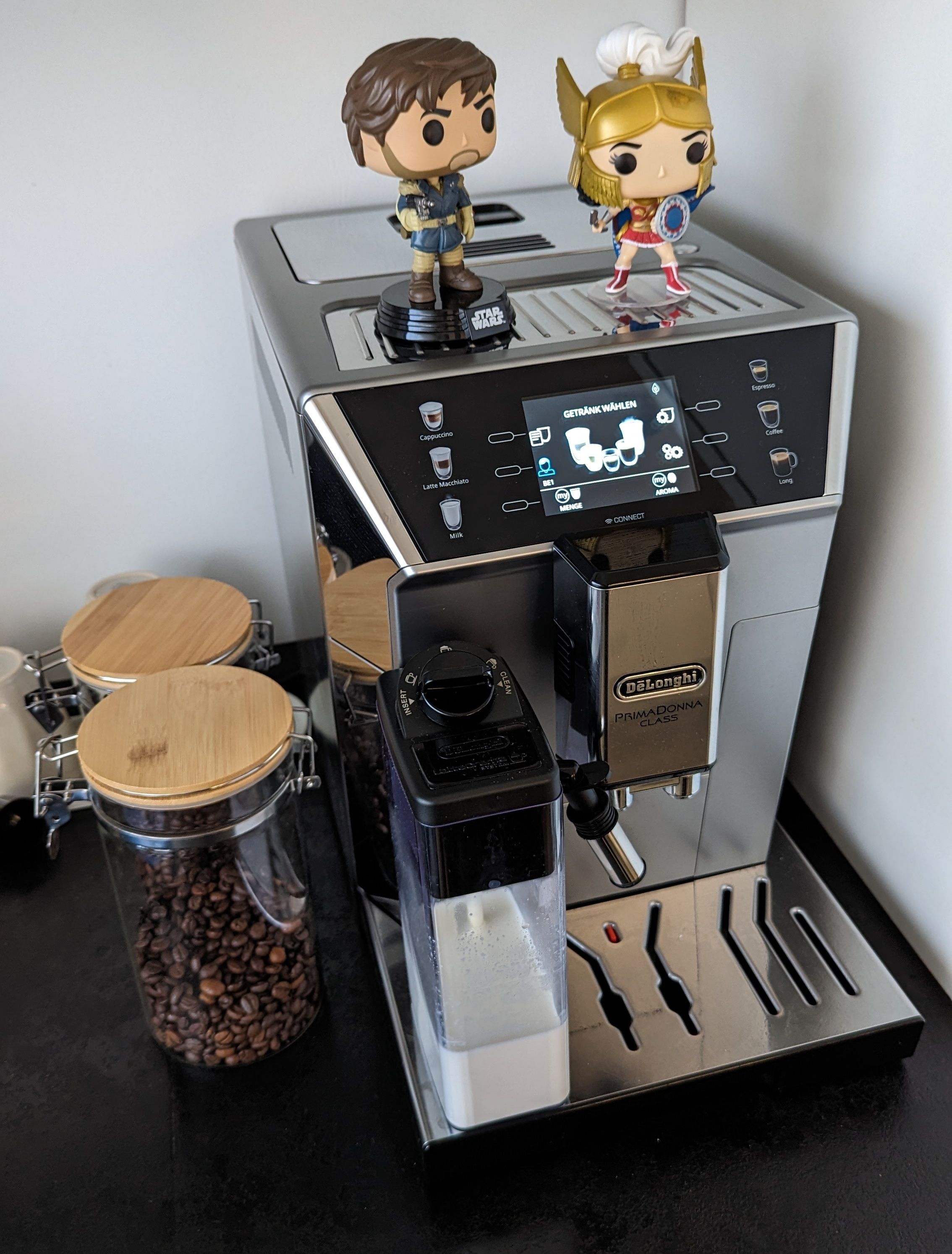 Cassian Andor und Wonder Woman bewachen den DeLonghi Kaffeevollautomaten unseres Autors Sven Schüer.