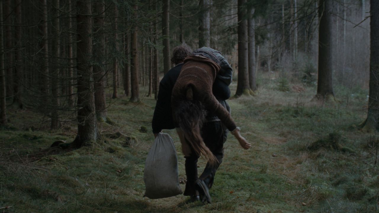 Als Agnes (Anja Plaschg) zurück auf den Hof ihrer Mutter flieht, schleppt ihr Ehemann sie huckepack wieder zurück. 