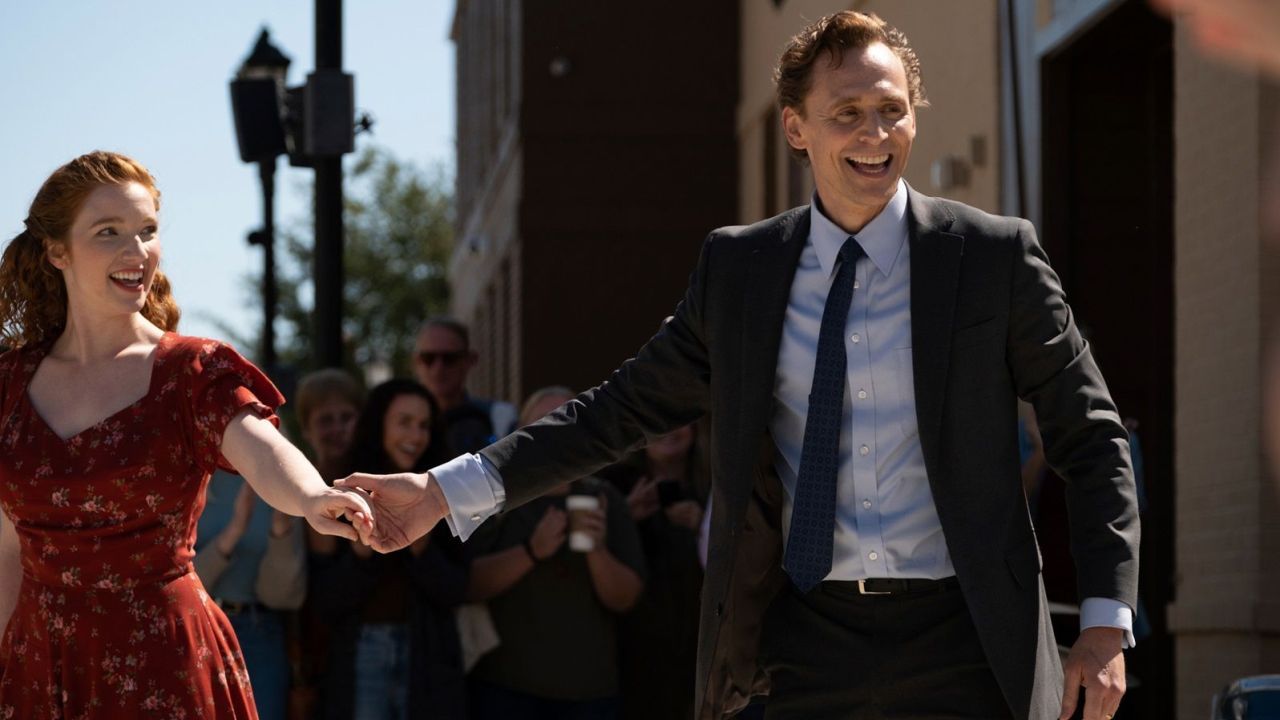 Tom Hiddlestons Rolle ist zwar kleiner als erwartet – aber er hinterlässt trotzdem einen riesigen Eindruck (vor allem auf dem Tanzparkett). 