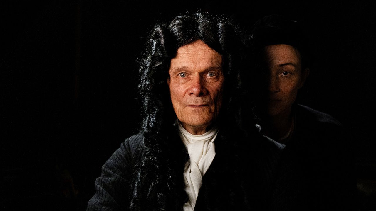 Immer wieder kommt die Kamera  Edgar Selge als  Gottfried Wilhelm Leibniz ganz nahe.