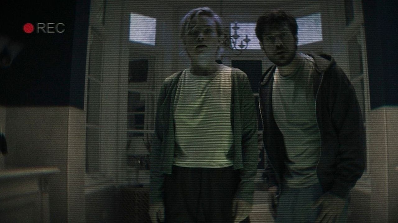 Diego (Marco Pigossi) und Sage (Maddie Hasson) werden das Gefühl nicht los, dass sie in ihrem versehentlich (?) doppelt vermieteten Urlaubs-Luxus-Domizil beobachtet werden…