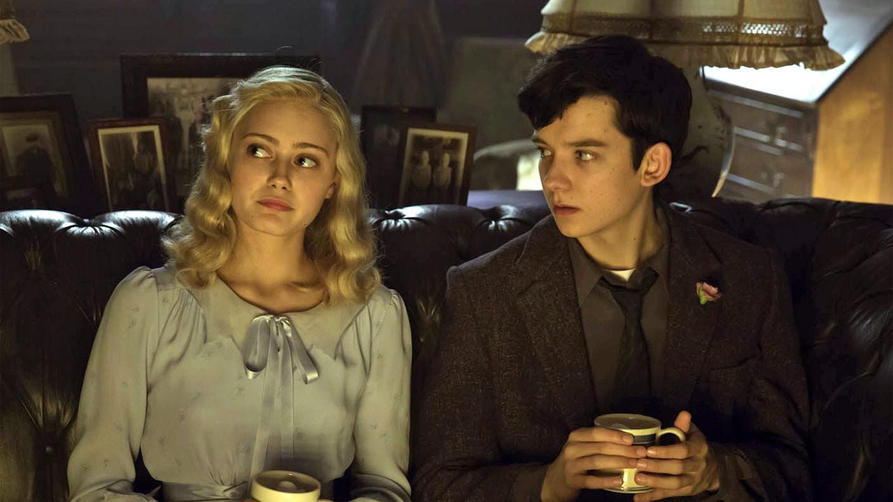 Ella Purnell neben Asa Butterfield in „Die Insel der besonderen Kinder“
