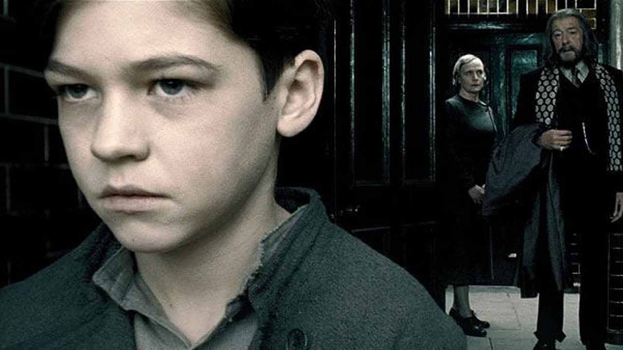 Hero Fiennes Tiffin als junger Tom Riddle