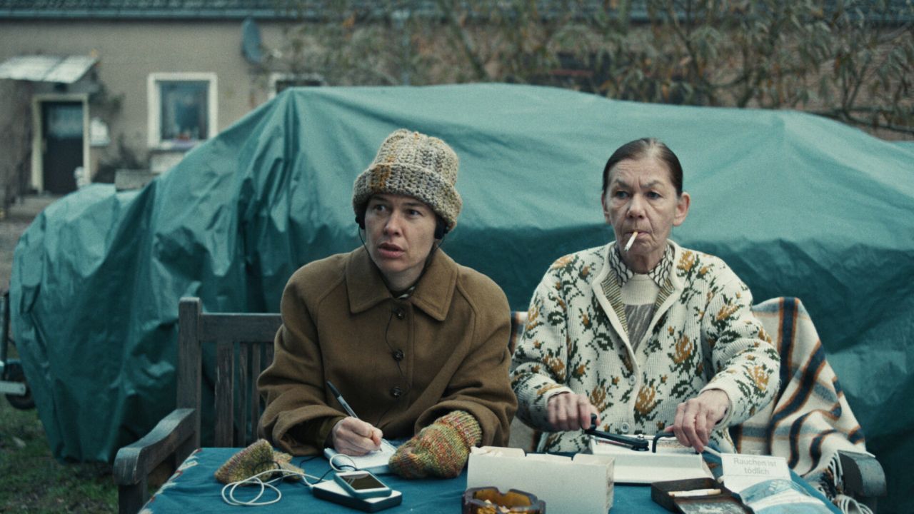 Bürgermeisterin Susi (Meike Droste) glaubt fest an Wiesenwalde – und sieht in den Hollywoodleuten eine große Chance, ihr Dorf voranzubringen.