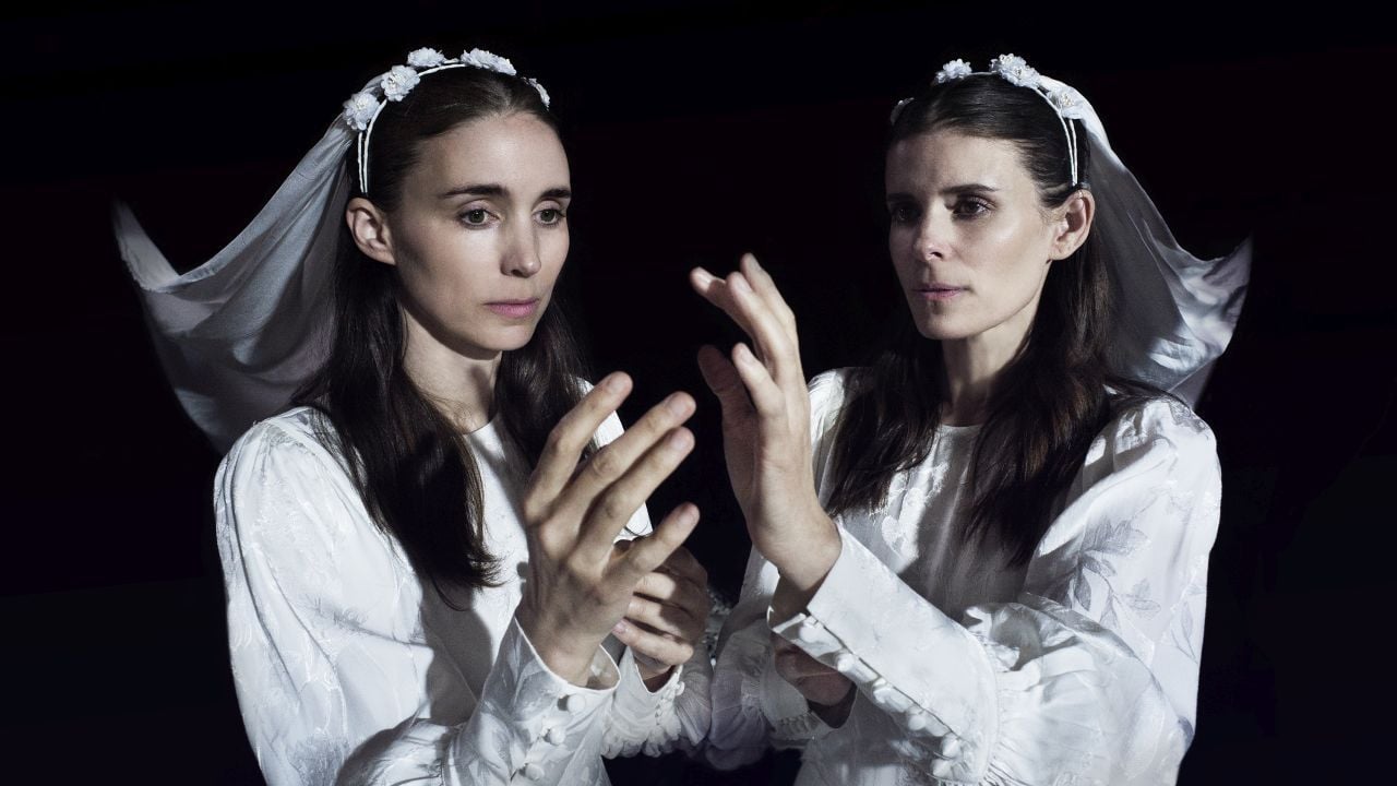 Im Vorspann von „Bucking Fastard“ werden die Namen der Hauptdarstellerinnen miteinander verschmolzen und als Kate Rooney Mara aufgeführt.